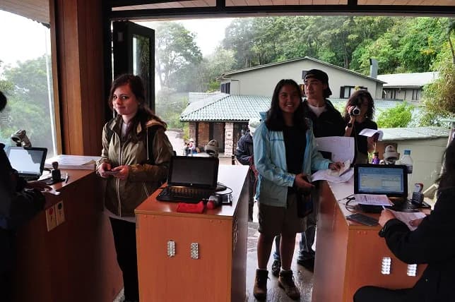 Friends 20students 20enter 20machu 20picchu 20national 20park 89e297446fed